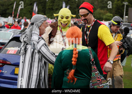 Les gens en costume d'arriver à Malahide Castle, Dublin, pour le début de cette année, le boulet de l'Irlande. 6 - 8 septembre avec passe à l'Irish Cancer Society et 190 supercars et voitures de fantaisie. Banque D'Images