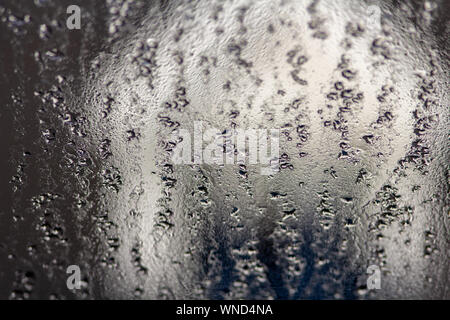 La glace blanche et gouttes d'eau sur verre d'hiver macro shot avec profondeur de champ Banque D'Images