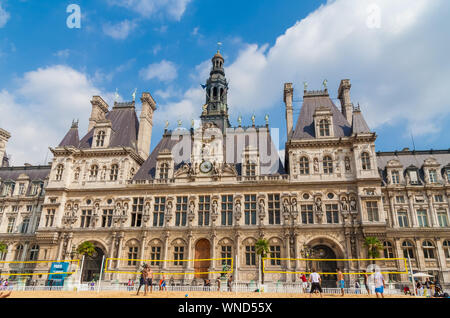 Les gens à jouer au volleyball de plage en été, en face du bâtiment historique, Hôtel de Ville de Paris pendant Paris Plages. La place en face de la... Banque D'Images