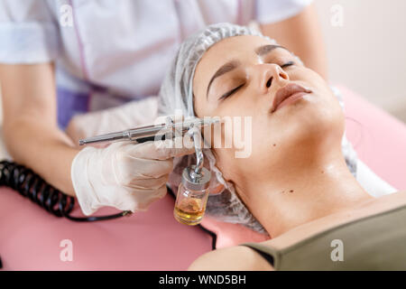 Clinique de beauté cosmétologie.Professional cosmetologist mène l'oxygénation des cellules pour le visage de traitement de l'Ozone avec apparat de cosmétologie. De physiothérapie. L'effet de levage . Banque D'Images