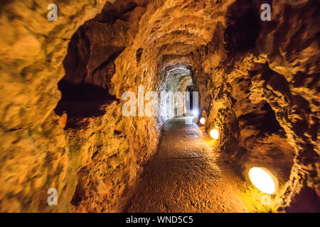 L'intérieur de la grotte du tunnel avec des lumières. Grotte mystérieuse. La grotte de Resava. La Serbie. Banque D'Images