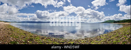 Vue panoramique à partir de la rive du Loch Glip sur la côte ouest de l'Ecosse Banque D'Images