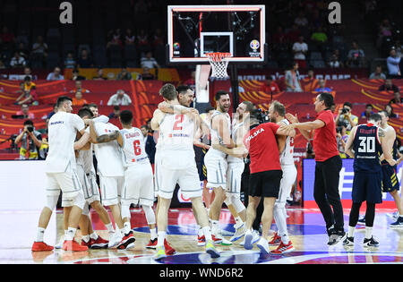 (190906) -- SHANGHAI, le 6 septembre 2019 (Xinhua) -- Les joueurs de Pologne célébrer après l'équipe gagnante de l'groupe I match entre la Pologne et la Russie à la Coupe du Monde de la FIBA 2019 À Foshan, Province du Guangdong en Chine du sud, le 6 septembre 2019. (Xinhua/Xue Yubin) Banque D'Images