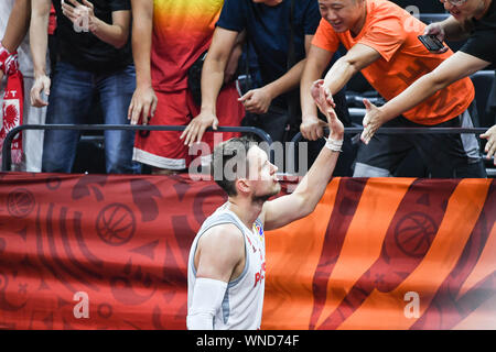 (190906) -- SHANGHAI, le 6 septembre 2019 (Xinhua) -- Mateusz Ponitka de Pologne accueille le groupe après des fans je match entre la Pologne et la Russie à la Coupe du Monde de la FIBA 2019 À Foshan, Province du Guangdong en Chine du sud, le 6 septembre 2019. (Xinhua/Xue Yubin) Banque D'Images
