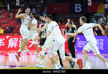 (190906) -- SHANGHAI, le 6 septembre 2019 (Xinhua) -- Les joueurs de Pologne célébrer après l'équipe gagnante de l'groupe I match entre la Pologne et la Russie à la Coupe du Monde de la FIBA 2019 À Foshan, Province du Guangdong en Chine du sud, le 6 septembre 2019. (Xinhua/Xue Yubin) Banque D'Images