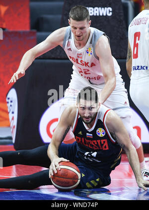 (190906) -- SHANGHAI, le 6 septembre 2019 (Xinhua) -- Nikita Kurbanov (avant) de la Russie convoite la la balle pendant le match du groupe I entre la Pologne et la Russie à la Coupe du Monde de la FIBA 2019 À Foshan, Province du Guangdong en Chine du sud, le 6 septembre 2019. (Xinhua/Xue Yubin) Banque D'Images