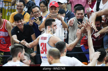 (190906) -- SHANGHAI, le 6 septembre 2019 (Xinhua) -- Adam Hrycaniuk (C) de la Pologne accueille les fans après le match du groupe I entre la Pologne et la Russie à la Coupe du Monde de la FIBA 2019 À Foshan, Province du Guangdong en Chine du sud, le 6 septembre 2019. (Xinhua/Xue Yubin) Banque D'Images
