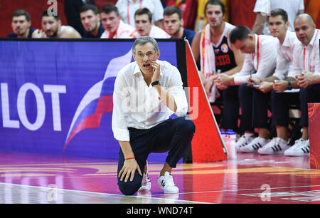 (190906) -- SHANGHAI, le 6 septembre 2019 (Xinhua) -- l'entraîneur-chef de la Russie Sergey Bazarevich réagit au cours de la correspondance du groupe I entre la Pologne et la Russie à la Coupe du Monde de la FIBA 2019 À Foshan, Province du Guangdong en Chine du sud, le 6 septembre 2019. (Xinhua/Xue Yubin) Banque D'Images