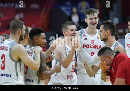 (190906) -- SHANGHAI, le 6 septembre 2019 (Xinhua) -- Les joueurs de Pologne célébrer après l'équipe gagnante de l'groupe I match entre la Pologne et la Russie à la Coupe du Monde de la FIBA 2019 À Foshan, Province du Guangdong en Chine du sud, le 6 septembre 2019. (Xinhua/Xue Yubin) Banque D'Images