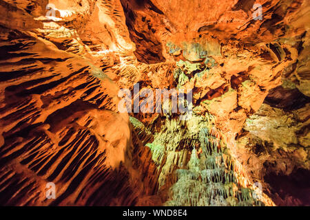 Cave décoration, colonnes massives de stalagmites et stalactites , la formation à l'intérieur de grotte, Resava grotte , l'est de la Serbie. Banque D'Images