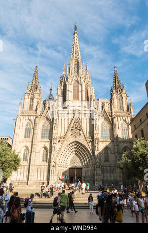 Barcelone, Espagne - 19 juin 2019 : les touristes à pied en face de tours médiévales de la Basilique Cathédrale Métropolitaine de Barcelone, situé dans le quartier gothique Banque D'Images