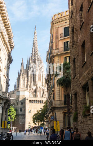 Barcelone, Espagne - 19 juin 2019 : les touristes à pied en face de tours médiévales de la Basilique Cathédrale Métropolitaine de Barcelone, situé dans le quartier gothique Banque D'Images