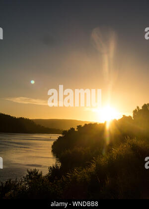 Coucher du soleil à l'embouchure de la rivière Valdivia, près de la ville du même nom, dans la région des rivières, dans le sud du Chili. C'est la deuxième plus grande ri Banque D'Images