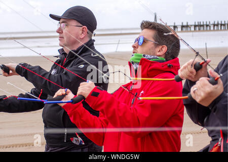 Lytham St Annes ; 6ème Sept, 2019. Météo britannique ; les vents forts comme cerfs-volistes se disputent avec les éléments par un jour de vent à Lytham St Annes. Le Festival du cerf-volant à St Annes on Sea n'était qu'un des nombreux événements qui a été annulé le mois dernier, avant d'être reprogrammé pour ce week-end. /AlamyLiveNews MediaWorldImages Crédit : Banque D'Images