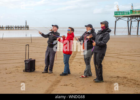 Lytham St Annes ; 6ème Sept, 2019. Météo britannique ; les vents forts comme cerfs-volistes se disputent avec les éléments par un jour de vent à Lytham St Annes. Le Festival du cerf-volant à St Annes on Sea n'était qu'un des nombreux événements qui a été annulé le mois dernier, avant d'être reprogrammé pour ce week-end. /AlamyLiveNews MediaWorldImages Crédit : Banque D'Images