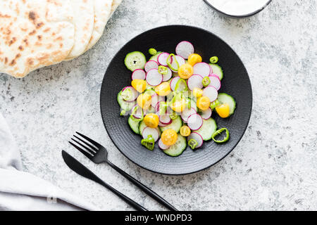 Foccacia mini italienne faite maison avec de la sauce et de légumes colorés. Pain sans gluten avec des tomates, concombre, redish et oignon rouge. Healt Banque D'Images