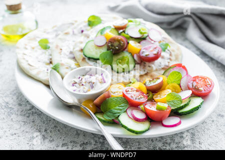 Foccacia mini italienne faite maison avec de la sauce et de légumes colorés. Sandwich grillé sans gluten ou d'un pain plat avec des tomates, concombre, redish Banque D'Images