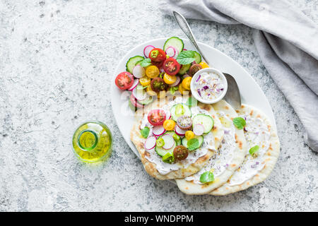 Foccacia mini italienne faite maison avec de la sauce et de légumes colorés. Pain sans gluten avec des tomates, concombre, redish et oignon rouge. Healt Banque D'Images