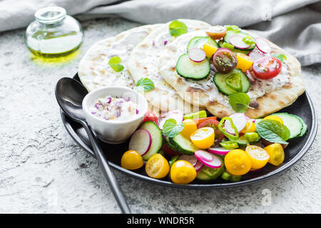 Foccacia mini italienne faite maison avec de la sauce et de légumes colorés. Sandwich grillé sans gluten ou d'un pain plat avec des tomates, concombre, redish Banque D'Images