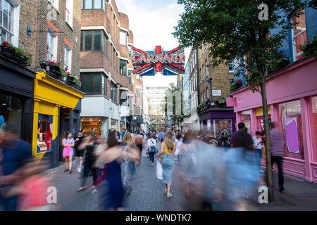 Carnaby Street à Londres UK avec Motion Blurred Shoppers Banque D'Images