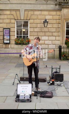 Musicien de rue Gautier Seb dans l'abbaye de Bath cour intérieure, d''une baignoire. Banque D'Images