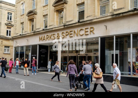 Marks and Spencer des passants à Bath, Somerset, UK Centre-ville Banque D'Images