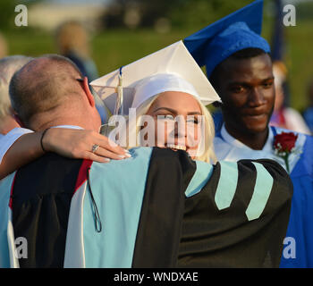 Courtney Black Hugs Surintendant Dr. Samuel Lee (à gauche) après avoir reçu son diplôme pendant les cérémonies de commencement à Bensalem High School football s. Banque D'Images