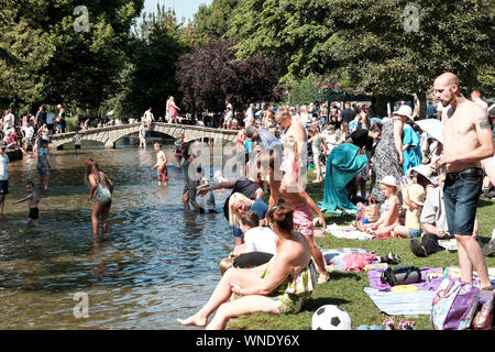 Banque août Fêtes à Bourton-sur-l'eau Gloucestershire UK. Pagayer dans le fleuve. Banque D'Images