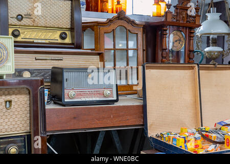 Exposition de mobilier vintage au marché aux puces de Néerlandais Banque D'Images