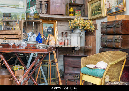 Exposition de mobilier vintage au marché aux puces de Néerlandais Banque D'Images