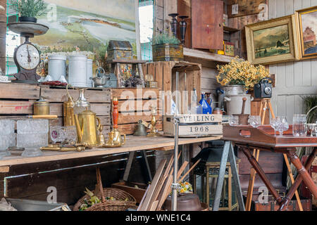 Exposition de mobilier vintage au marché aux puces de Néerlandais Banque D'Images