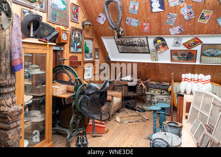 Exposition de mobilier vintage au marché aux puces de Néerlandais Banque D'Images