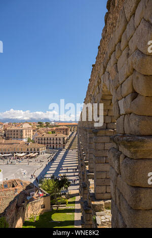 SEGOVIA, ESPAGNE - 27 Avril 2019 : Paysage de l'Aqueduc Romain, le célèbre monument de Segovia, Espagne Banque D'Images