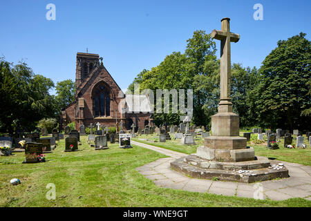 St Matthew's Church Stretton, Cheshire, Angleterre classé Grade II, le grès rouge avec toit en ardoise Westmorland par l'architecte Sir George Gilbert Scott Gothi Banque D'Images