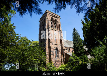 St Matthew's Church Stretton, Cheshire, Angleterre classé Grade II, le grès rouge avec toit en ardoise Westmorland par l'architecte Sir George Gilbert Scott Gothi Banque D'Images