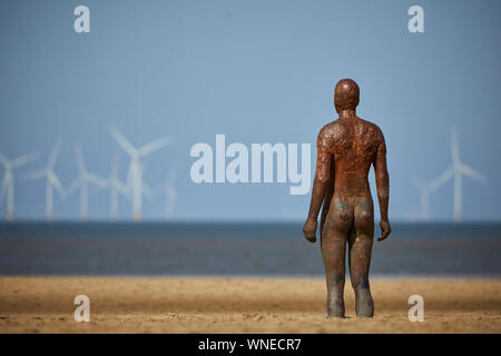 Statue, un autre endroit par Anthony Gormley Crosby Beach Mersey Estuary Sefton, Merseyside, Angleterre. Banque D'Images