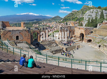 TAORMINA, ITALIE - 9 avril 2018 : Le théâtre grec avec le Mt. L'Etna et la ville. Banque D'Images