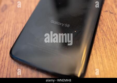 Close-up de l'arrière du Samsung Galaxy S8 smart phone avec logo visible, exécutant le système d'exploitation Android de Google, sur une surface en bois clair, le 28 août 2019. () Banque D'Images