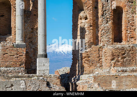 Taormina - Le théâtre grec avec le Mt. L'Etna et la ville. Banque D'Images