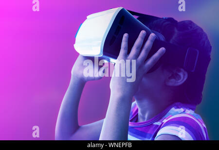 Image composite de close up of girl wearing simulateur de réalité virtuelle Banque D'Images
