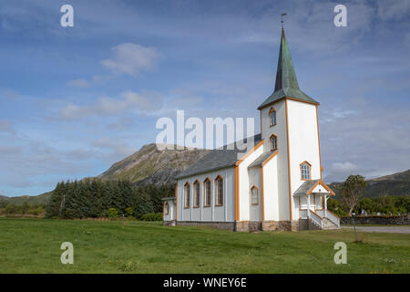 Valberg, Église Vestvagoy, Norvège, contre un ciel bleu Banque D'Images