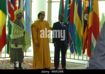 SYRTE (Liban) - TREIZIÈME SOMMET DE L'UNION AFRICAINE DES ÉTATS ET GOUVERNEMENTS - LE LEADER DU LIBAN Muammar Ghaddafi DE BIENVENUE AU PRÉSIDENT DU ZIMBAWE Robert MUGABE (DJIBRIL SY/MAXPPP/IPA/Fotogramma, SYRTE - 2009-07-01) ps la foto il est utilisable à l'égard du contexte dans lequel elle a été prise, et sans intention diffamatoire de la dignité des personnes représentées (DJIBRIL SY/MAXPPP/IPA/Fotogramma, PHOTO ARCHIVE - 2019-09-06) p.s. la foto e' utilizzabile nel rispetto del contesto dans cui e' stata scattata, e senza intento del diffamatorio decoro delle persone rappresentate Banque D'Images