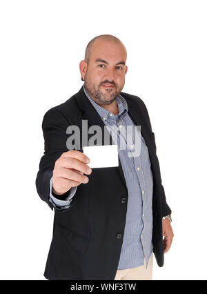 Un moyen-âge Hispanic business homme debout dans une veste noire montrant sa carte d'affaires, à la recherche de nouvelles affaires, isolée pour fond blanc Banque D'Images