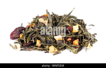 Thé de Ceylan vert avec des baies et fruits - apple, dog-rose, fraise, canneberge et isolé sur fond blanc Banque D'Images