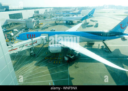 Un TUI 787 sur le stand à l'aéroport de Londres Gatwick, le 27 août 2019. Banque D'Images