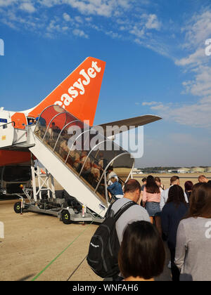 Les passagers à bord d'un vol EasyJet Airbus A320 à l'aéroport de Gatwick à Londres le 27 août 2019. Banque D'Images