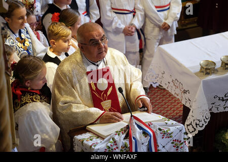 Le prêtre prêche à la messe le jour de Thanksgiving à Stitar, Croatie Banque D'Images