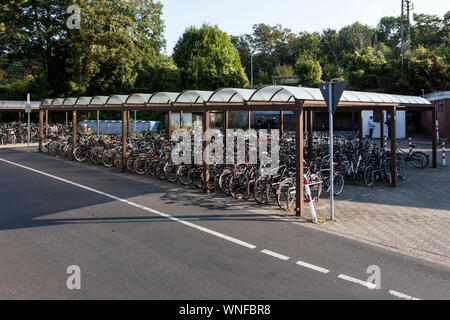 Abri pour vélos gratuitement à la gare Dinslaken Banque D'Images