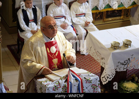 Le prêtre prêche à la messe le jour de Thanksgiving à Stitar, Croatie Banque D'Images