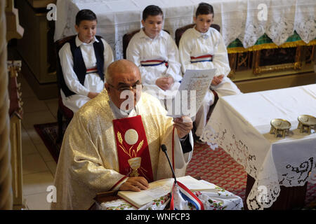 Le prêtre prêche à la messe le jour de Thanksgiving à Stitar, Croatie Banque D'Images